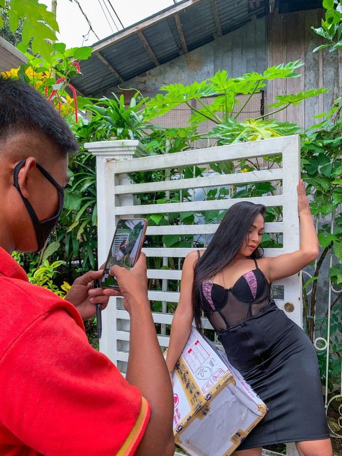 Cung nhờ những vị khách hài hước này mà anh chàng shipper đã có được nhiều bức ảnh xem không thể nhịn cười.