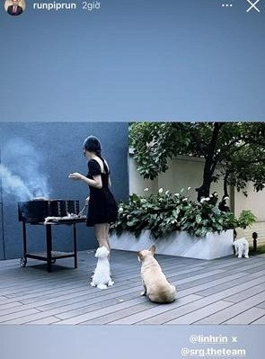 Linh Rin không quên khoe chàng thiếu gia Sài thành làm đầu bếp, chuẩn bị đồ ăn cho mình.