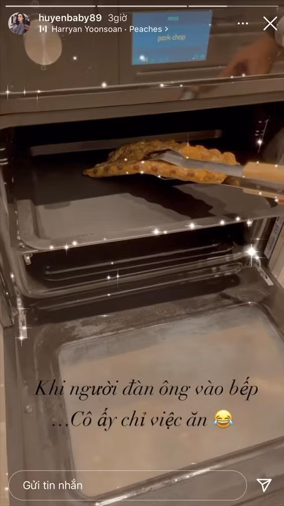 Cụ thể, cựu hot girl Huyền Baby mới đây vừa đăng tải trên trang cá nhân hình ảnh khoe chồng đích thân vào bếp: "Khi người đàn ông vào bếp... cô ấy chỉ việc ăn".