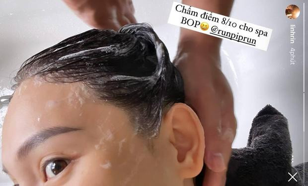 Chưa hết, Linh Rin còn khoe ảnh Phillip Nguyễn cẩn thận gội đầu cho mình tại gia, hội chị em chỉ biết ganh tị,