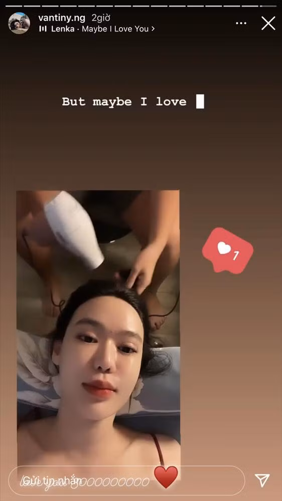 Hot girl Vân Tiny thỉnh thoảng lại khiến netizen "gato" không ngớt vì được chồng chăm lo từng li từng tí như sấy tóc.