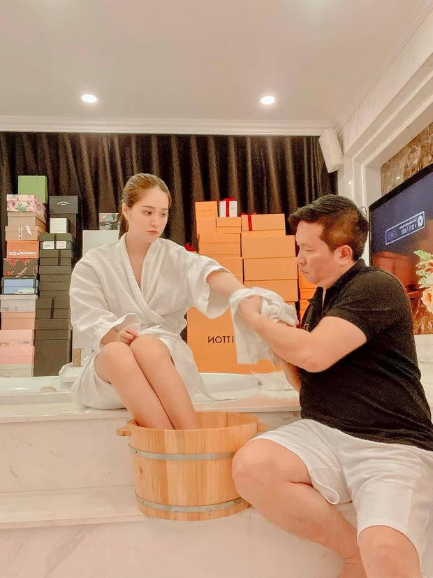 Đoàn Di Băng cũng là cô gái số hưởng khi được chồng là đại gia BĐS Nguyễn Quốc Vũ chiều chuộng từng li từng tí.