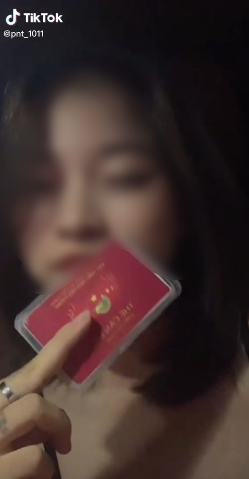 Dù chưa biết tấm thẻ đó là của ngành nghề nào, nhưng hành động của cô gái khiến không ít người bức xúc vì quá khoe mẽ.