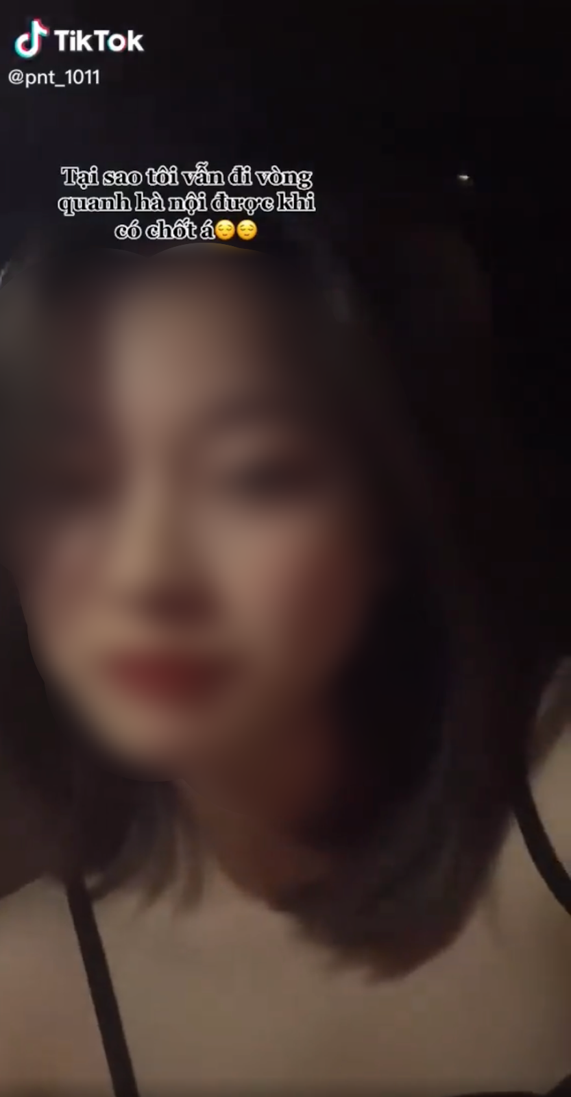 Đoạn clip vừa “lên sóng” mạng xã hội đã ngay lập tức nhận về "gạch đá". Một số ý kiến của netizen cho rằng cô gái đăng tải những hình ảnh khoe mẽ về việc được "ưu tiên" đi lại trong những ngày giãn cách xã hội như vậy là không nên.