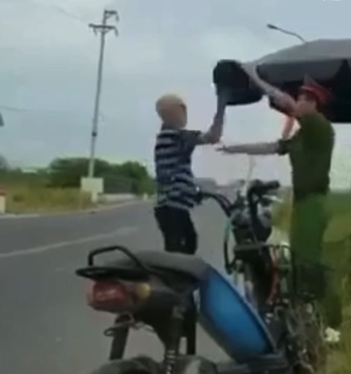 Mới đây, đoạn clip cụ ông cầm mũ cối đánh công an đang khiến cư dân mạng vô cùng bức xúc, nhất là khi cụ ông đã 90 tuổi.