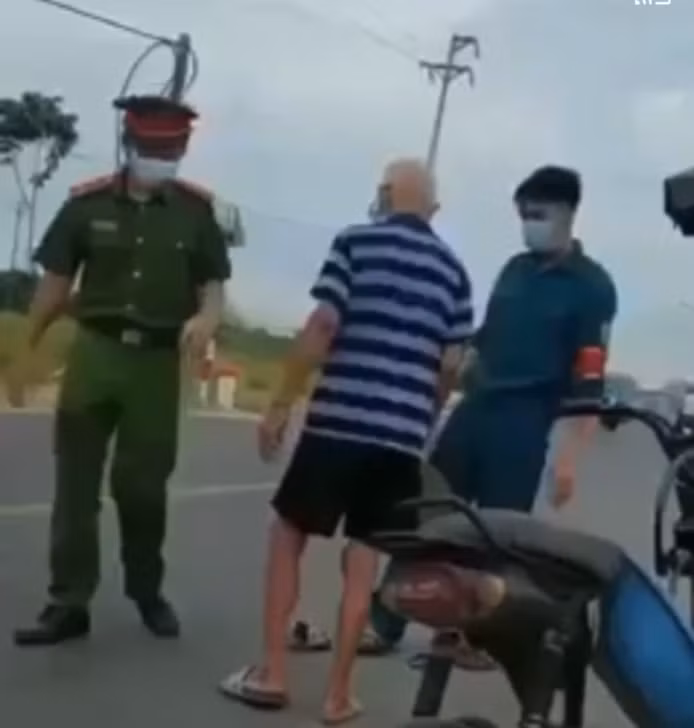 Ngay sau khi đăng tải, đoạn clip đã khiến nhiều người vừa bất ngờ vừa bức xúc trước hành vi vi phạm quy định giãn cách và chống đối người thi hành công vụ của ông cụ này.