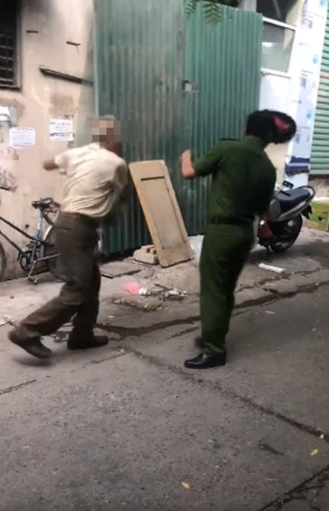 Theo đó, cụ ông ra đường không đeo khẩu trang, đồng chí công an phát hiện và đã yêu cầu ông cụ đeo khẩu trang vào thì liên tục gặp phản ứng gay gắt.