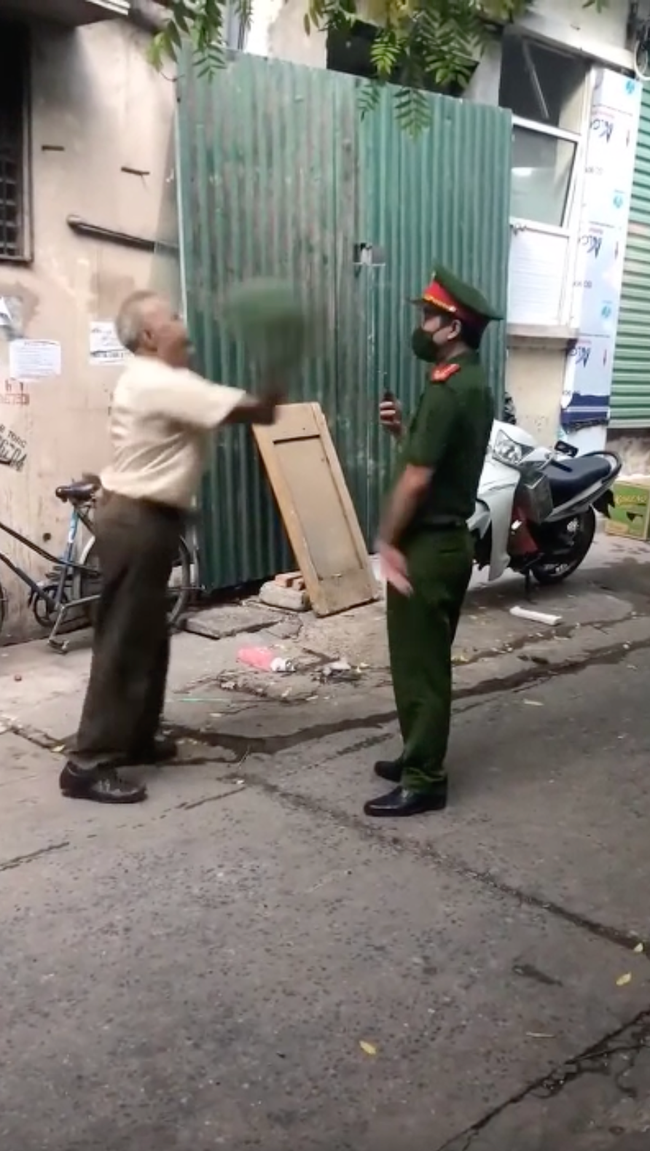 Trước đó, trên MXH từng xuất hiện trường hợp tương tự. Đoạn clip này ghi lại cảnh một cụ ông đang phản ứng gay gắt, có hành động phản kháng lại đồng chí công an khi được yêu cầu tuân thủ các quy định phòng dịch.