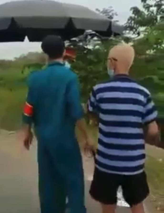 Cuối cùng, lực lượng chức năng đã phải khống chế ông cụ.