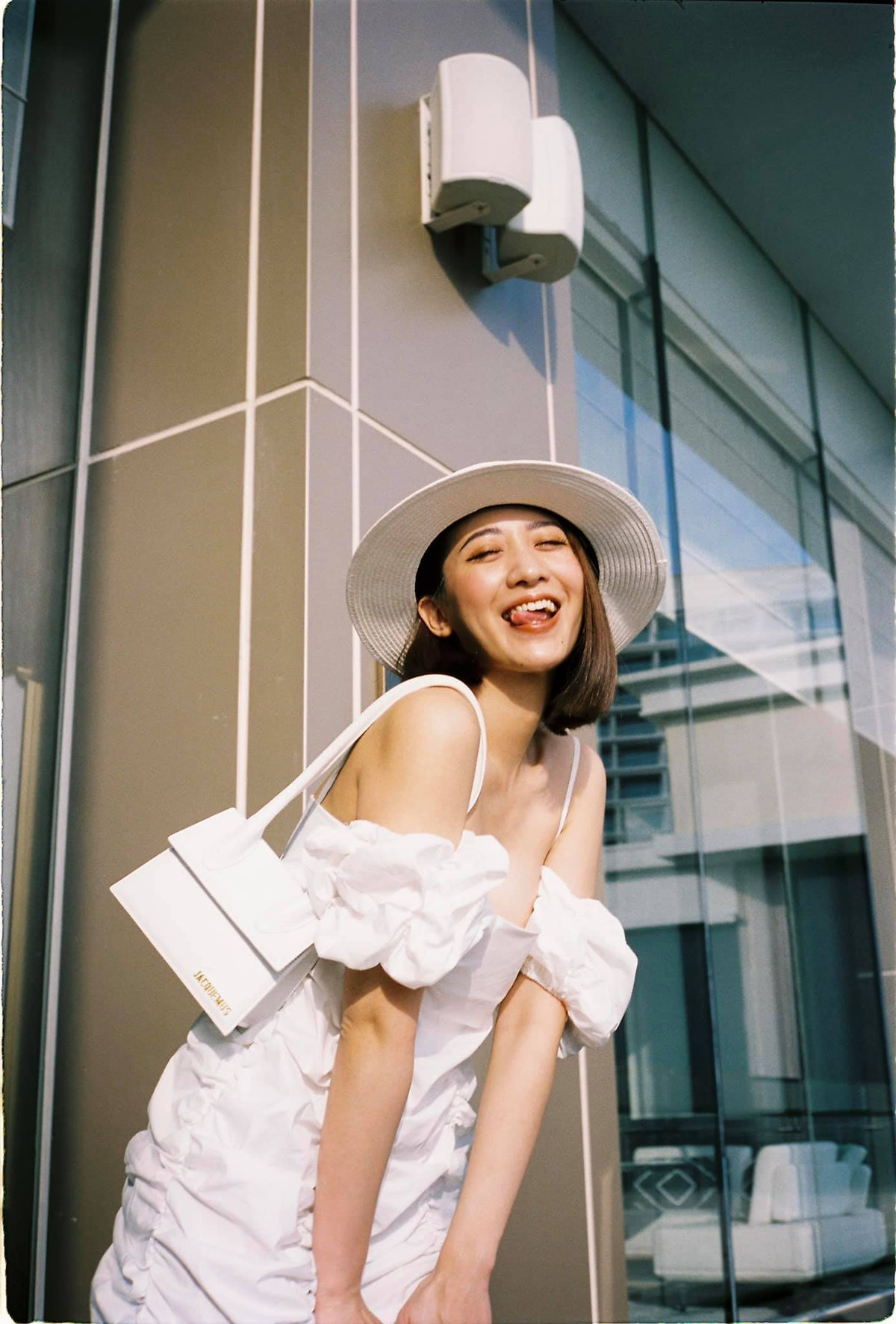 Kiều Ly còn khiến nhiều người ngưỡng mộ khi thành công trong sự nghiệp. Ngay từ khi trẻ tuổi, Kiều Ly đã sở hữu nhà riêng, xe ô tô và nhiều tài sản có giá trị khác.