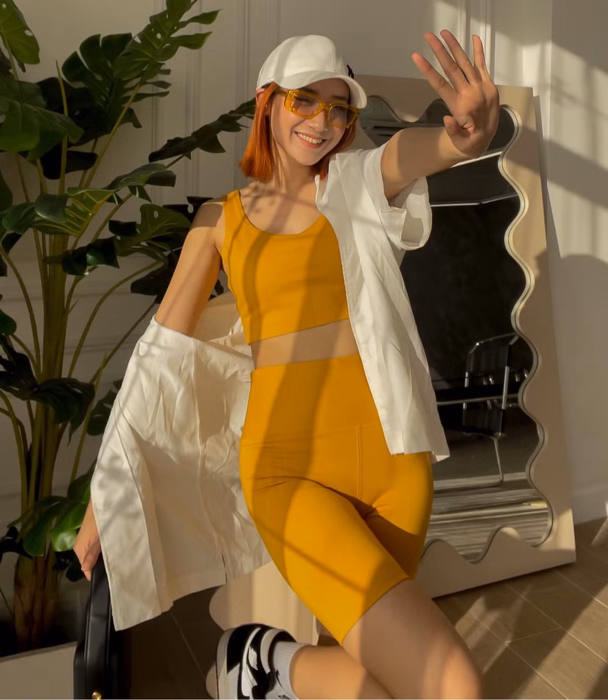 Hot girl Kieu Ly Pham lam fan “dung hinh