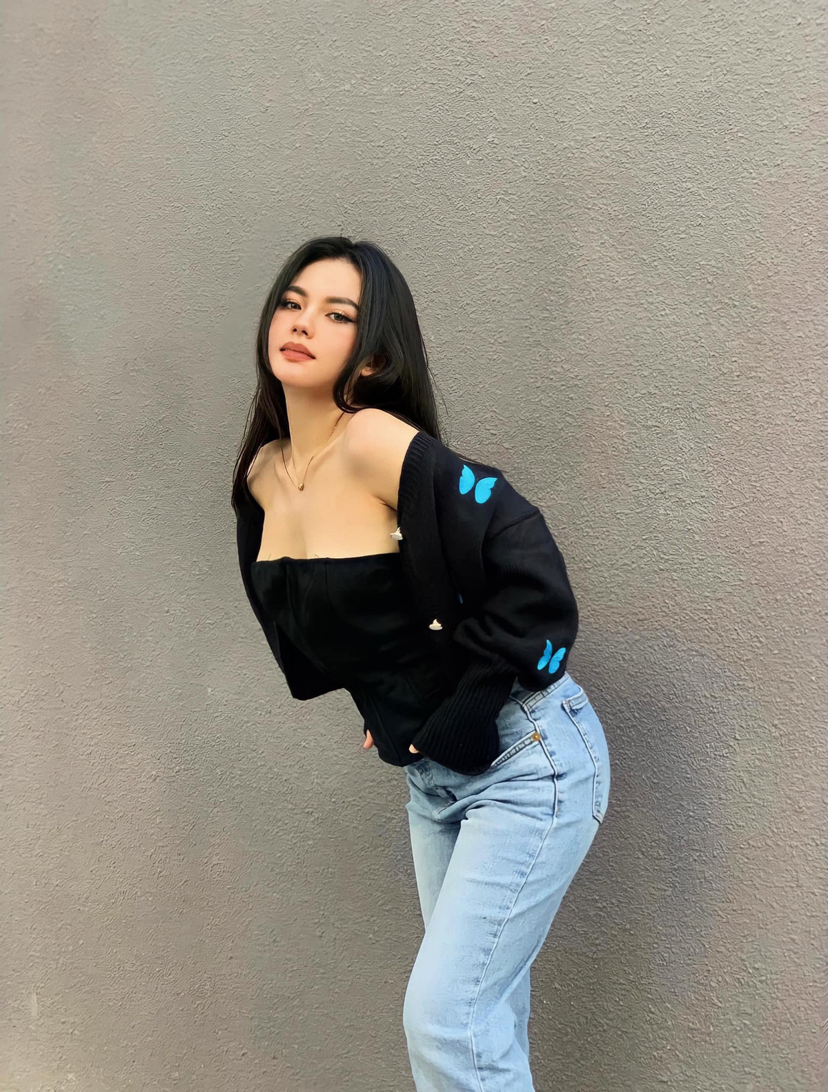 Mẫn Nhi còn gây ấn tượng với người đối diện bằng nhan sắc cực nóng bỏng, đậm chất "Tây" quyến rũ.