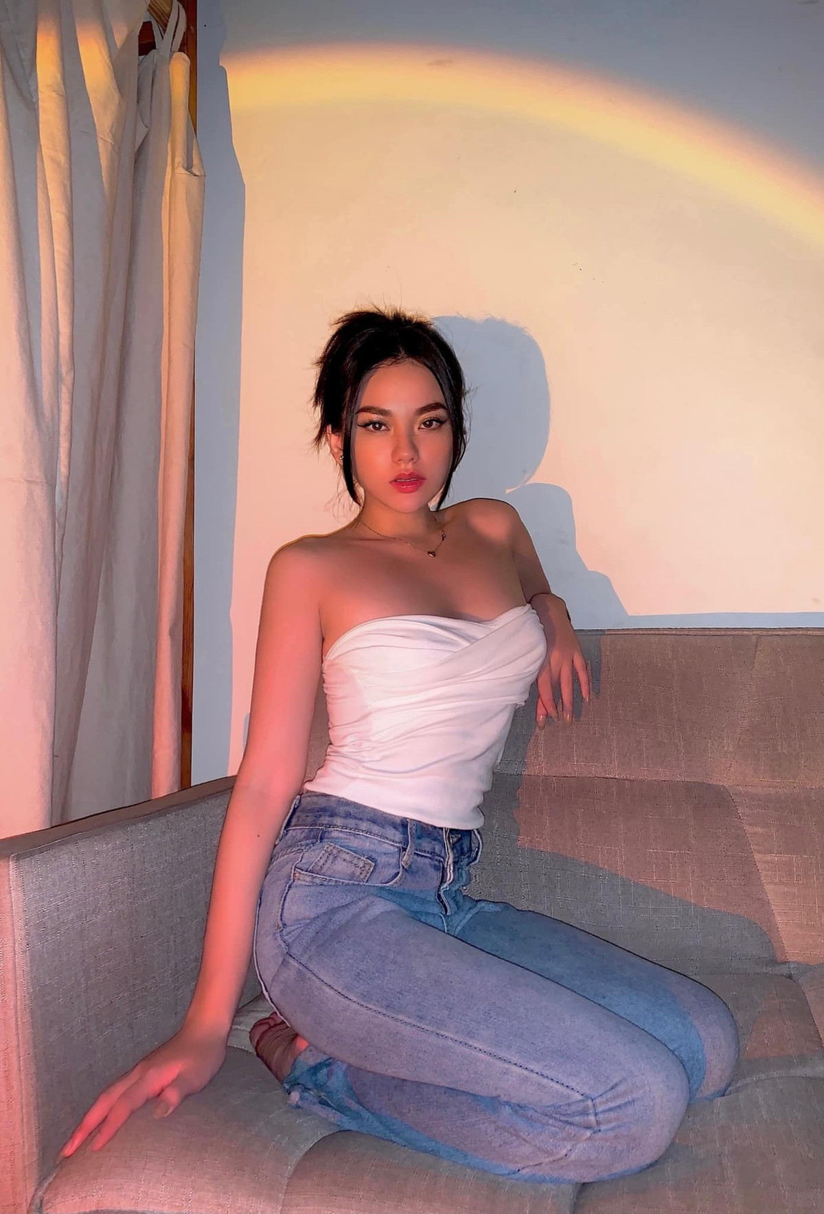 Nhiều năm nay, Mẫn Nhi đã theo đuổi nét đẹp phong cách phương Tây, với làn da nâu khỏe khoắn, đôi môi dày và thân hình đồng hồ cát nóng bỏng.