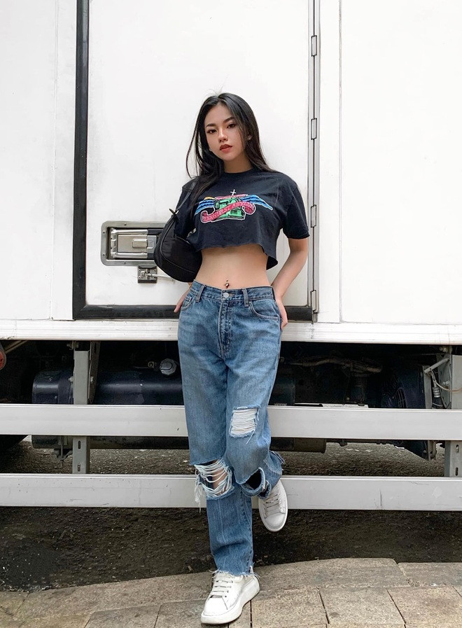 Nàng hot girl 9x gây mê người đối diện với nét đẹp "Tây" quyến rũ của mình, và thân hình đồng hồ cát nóng bỏng.