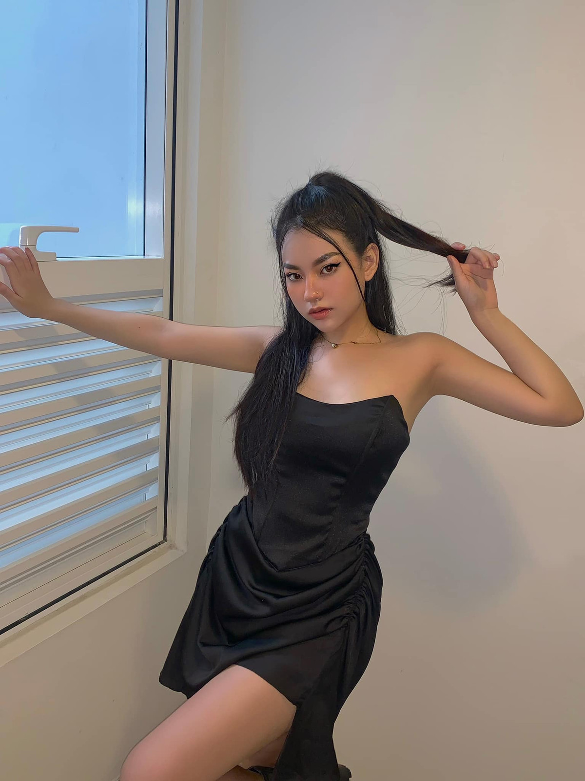 Được biết, Huỳnh Mẫn Nhi có niềm đam mê với công việc "hô biến" quần áo. Cô bắt đầu tự sáng tạo trang phục cho mình từ năm 2015, bằng những kĩ thuật thô sơ như xé rách gối quần, chà, mài, thêm móc khóa, xích... và được nhiều bạn bè ủng hộ.