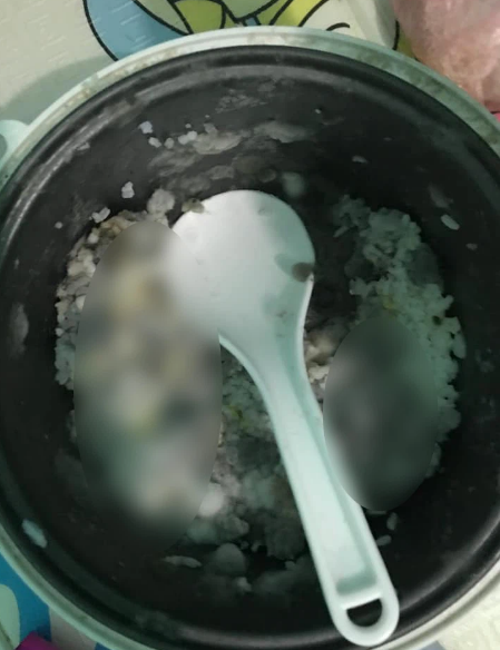 Cảnh tượng nồi cơm điện mốc meo, bốc mùi hôi thối có lẽ là hình ảnh quá quen thuộc của các bạn sinh viên.