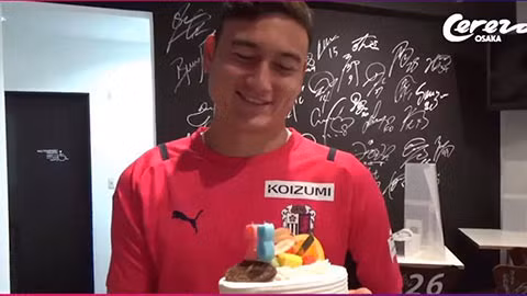 Vào ngày hôm qua (13/8), thủ môn Đặng Văn Lâm vừa tròn 28 tuổi. Do đang thi đấu cho CLB Cerezo Osaka ở Nhật Bản, thủ thành Việt kiều không được đón sinh nhật bên người yêu hay gia đình. Nhân dịp đặc biệt này, Văn Lâm được đồng đội tại Cerezo Osaka tổ chức tiệc sinh nhật nhỏ.