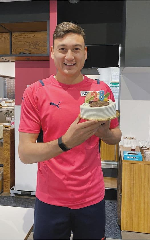 Bài đăng lập tức nhận về sự quan tâm lớn. Ngoài ngưỡng mộ tình yêu kín tiếng nhưng bền chặt, rất nhiều người hâm mộ cũng gửi lời chúc sinh nhật đến Văn Lâm.