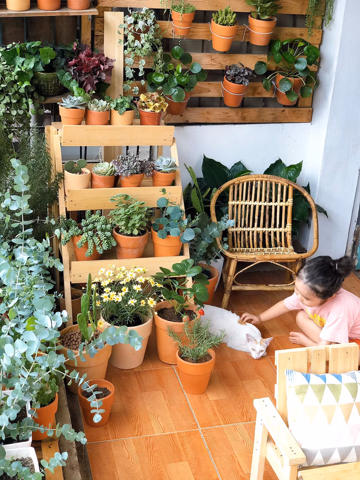 Những góc nhỏ xanh tươi, đẹp mắt ở ban công nhà tập thể của chị Hồng Nghĩa nhanh chóng gây mê cư dân mạng.