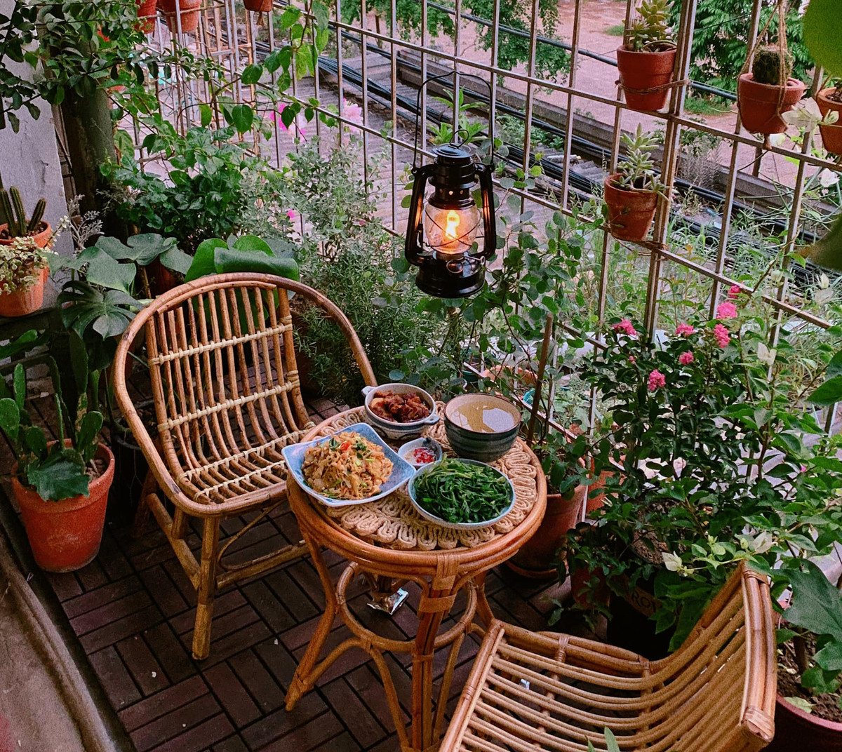 Theo chị Nghĩa, nếu thời tiết mát mẻ nơi đây còn là chỗ ăn cơm của gia đình chị bởi không gian ở cực "chill". Ảnh: Nguyễn Hồng Nghĩa