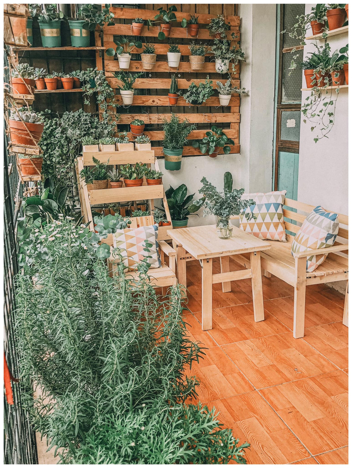 Theo chia sẻ của chị Nghĩa, gia đình chị sống ở khu tập thể cũ ở Hà Nội, vì thích trồng cây nên ở đâu chị cũng phải cố phủ xanh những khoảng trống này và tạo thành khu vườn ban công tuyệt đẹp.