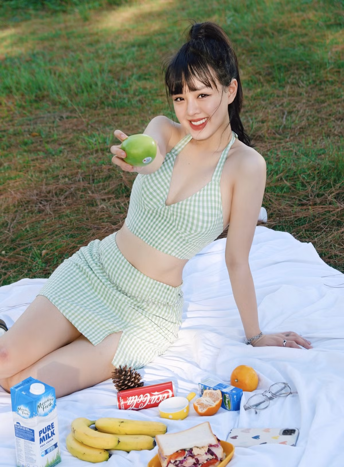 Thảo Trang hiện là nữ MC nổi tiếng của tựa game PUBG Mobile. Với ngoại hình xinh xắn và khả năng dẫn dắt duyên dáng, cô nàng là hình mẫu bạn gái quốc dân mà nhiều game thủ hướng đến.