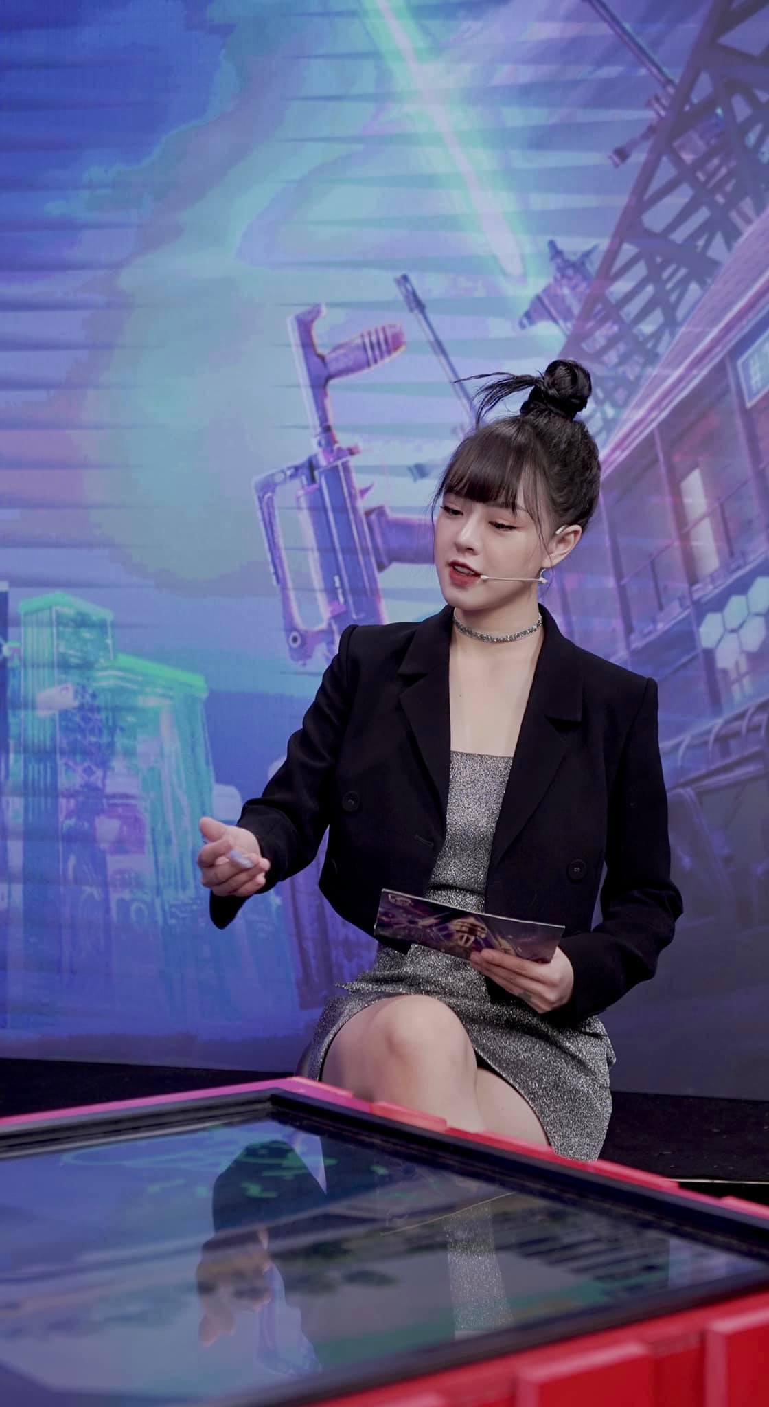 Được biết, gái xinh 9X cũng rất yêu động vật, đặc biệt là chó mèo. Cô nàng cũng thường trích kinh phí để ủng hộ quỹ cứu trợ động vật.