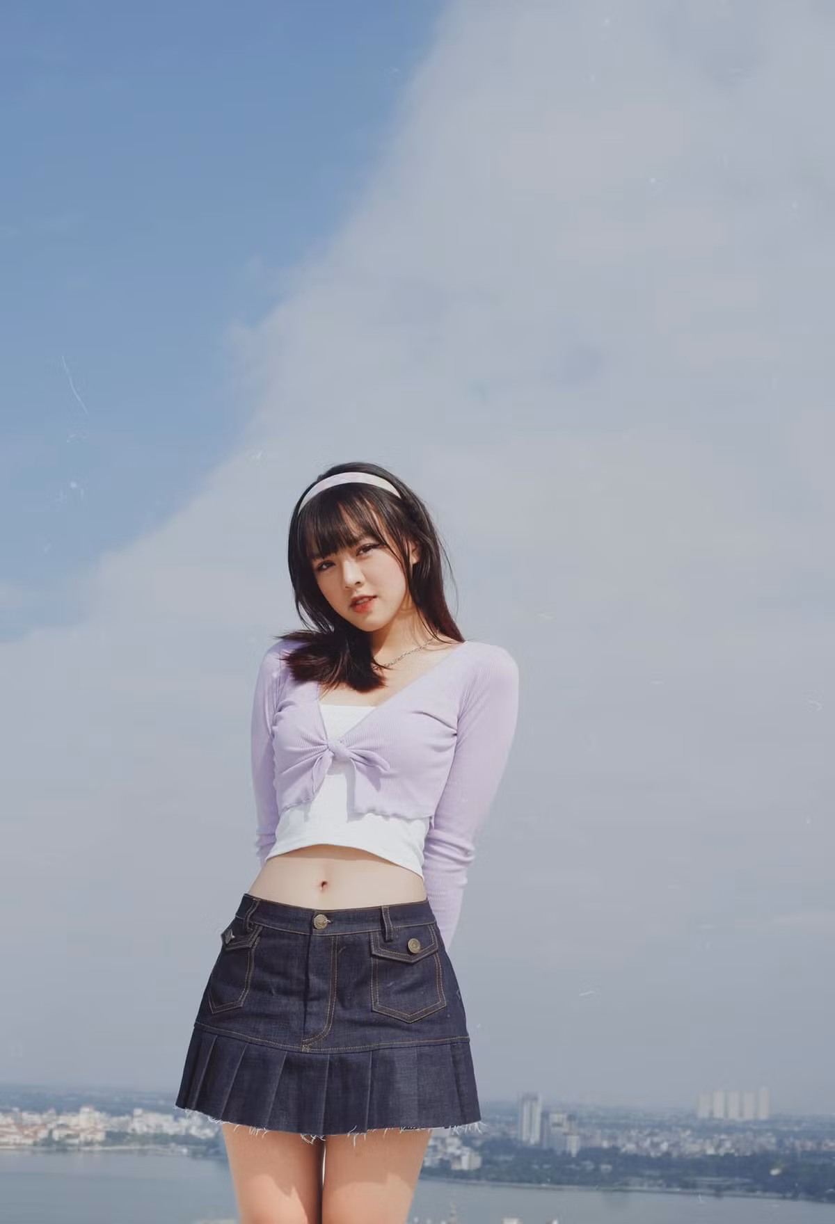 Với nụ cười tươi tắn cùng gu thời trang tinh tế, không phản cảm, nữ MC này đang từng bước gây được ấn tượng với khán giả Việt. Ảnh: Tổng hợp