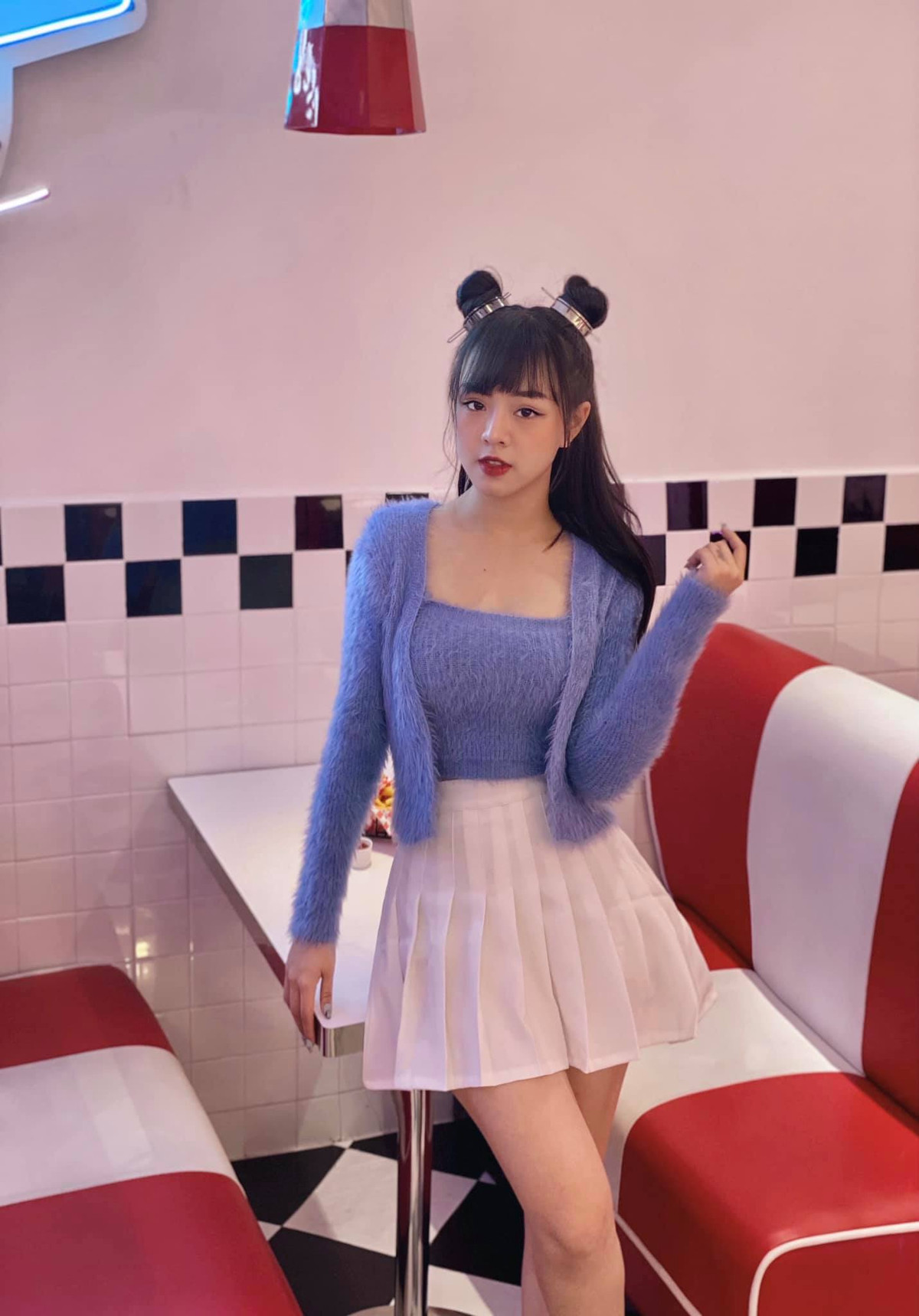 Cô nàng từng là MC, nhân vật trải nghiệm các chương trình của VTV như SVietnam, Ẩm thực đường phố, Hành trình khám phá.