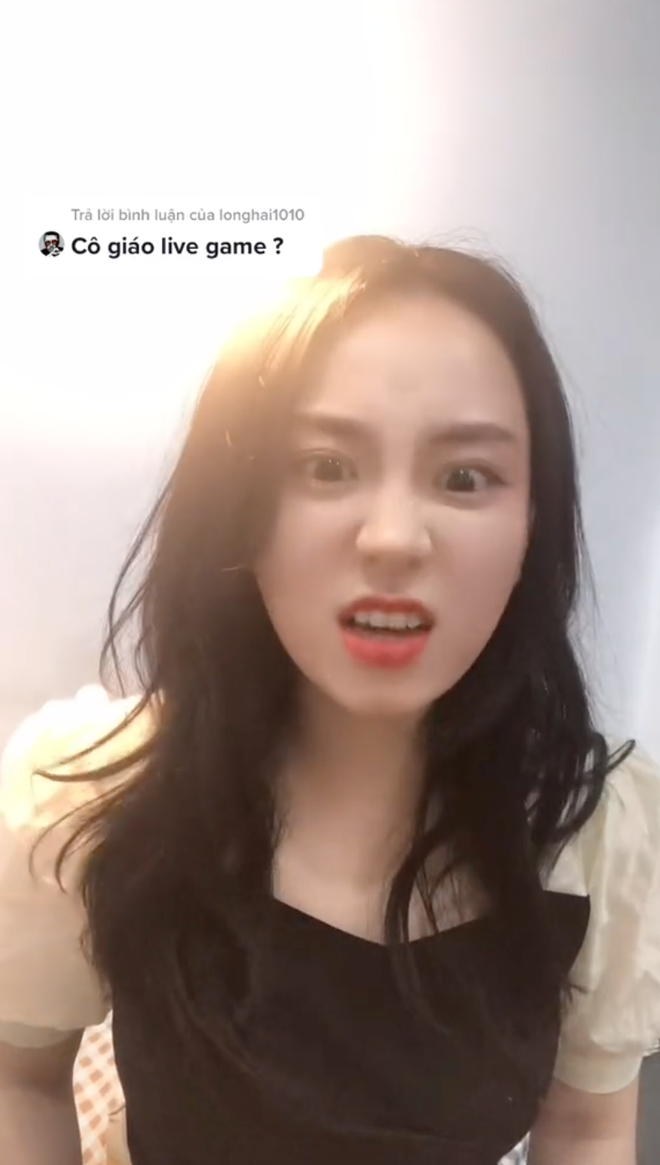 Mới đây nhất, cô giáo Vật lý 9x đã có phản ứng khá dữ dội trước một câu hỏi từ dân mạng: "Cô giáo live (livestream) game?".