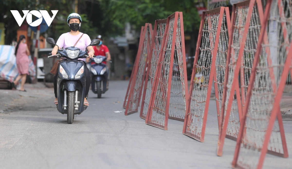 Trước đó ngày 13/8, UBND quận Đống Đa đã ban hành các quyết định về thành lập vùng cách ly y tế tại một số khu vực trên địa bàn phường Văn Chương, Hàng Bột, Thổ Quan, Khâm Thiên và Văn Miếu với tổng số hơn 7.500 dân.