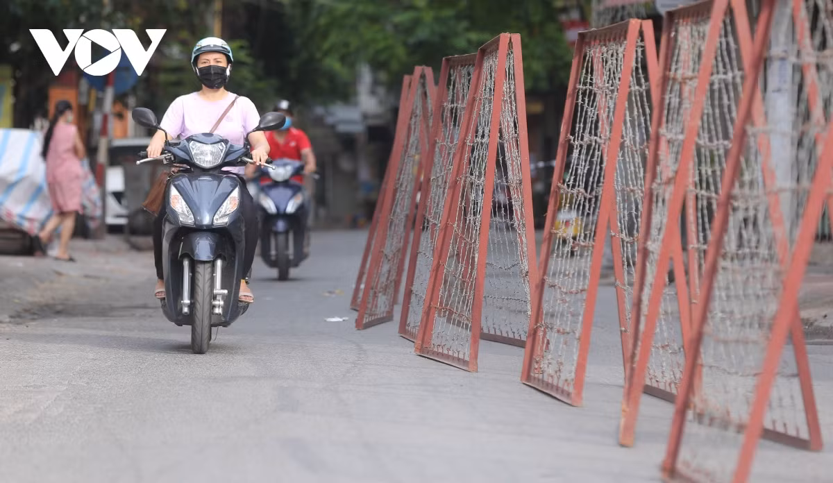 Trước đó ngày 13/8, UBND quận Đống Đa đã ban hành các quyết định về thành lập vùng cách ly y tế tại một số khu vực trên địa bàn phường Văn Chương, Hàng Bột, Thổ Quan, Khâm Thiên và Văn Miếu với tổng số hơn 7.500 dân.