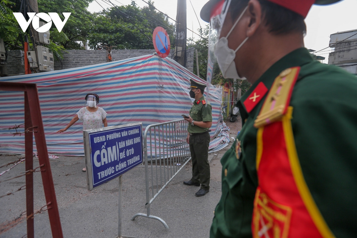 Theo đại diện UBND quận Đống Đa, thời gian cách ly y tế hai phường trên từ 18h ngày 21/8 đến 18h ngày 4/9. Quận đã lên phương án cung cấp nhu yếu phẩm cho người dân trong thời gian giãn cách.