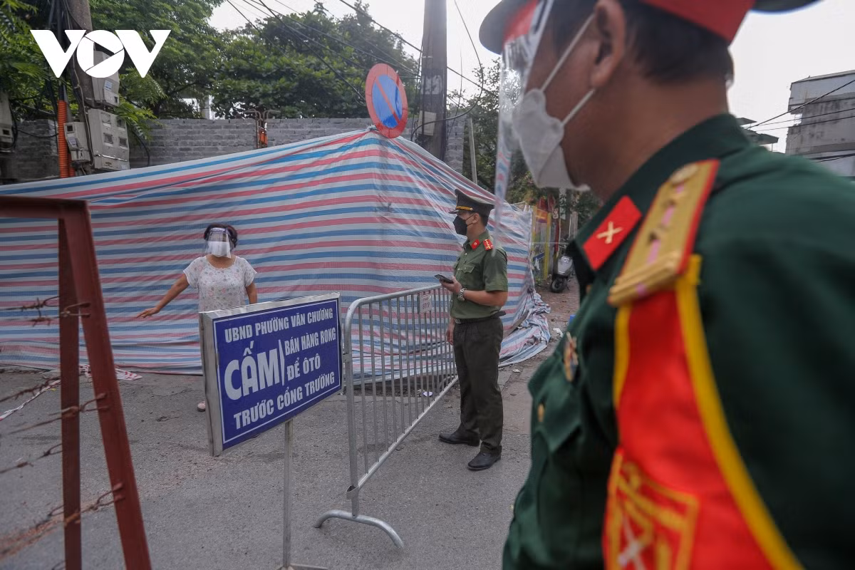 Theo đại diện UBND quận Đống Đa, thời gian cách ly y tế hai phường trên từ 18h ngày 21/8 đến 18h ngày 4/9. Quận đã lên phương án cung cấp nhu yếu phẩm cho người dân trong thời gian giãn cách.