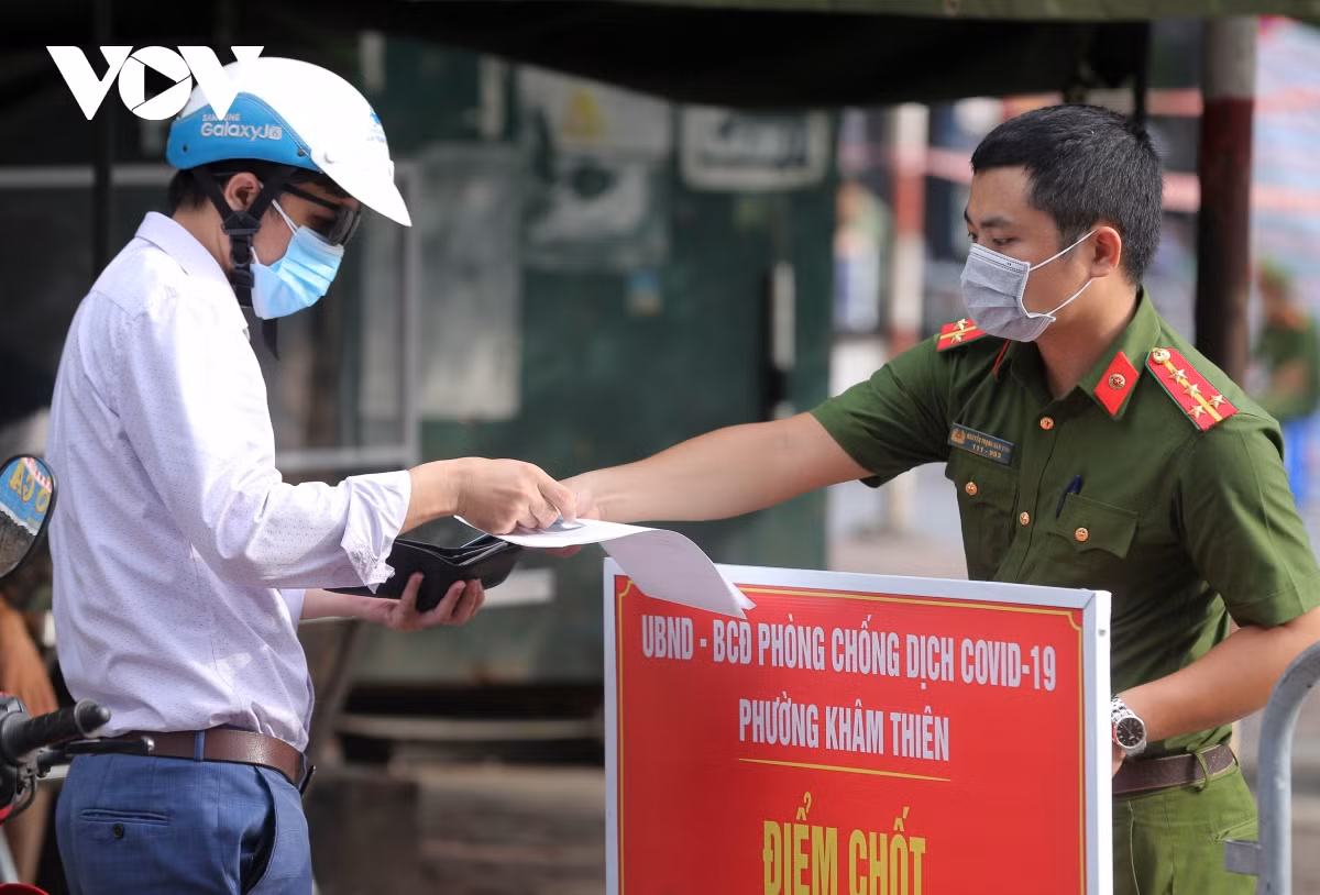 Toàn bộ người dân ra vào địa bàn 2 phường đều phải xuất trình giấy tờ tuỳ thân, giấy đi đường và được nhắc nhở các quy định về việc cách ly y tế trên địa bàn