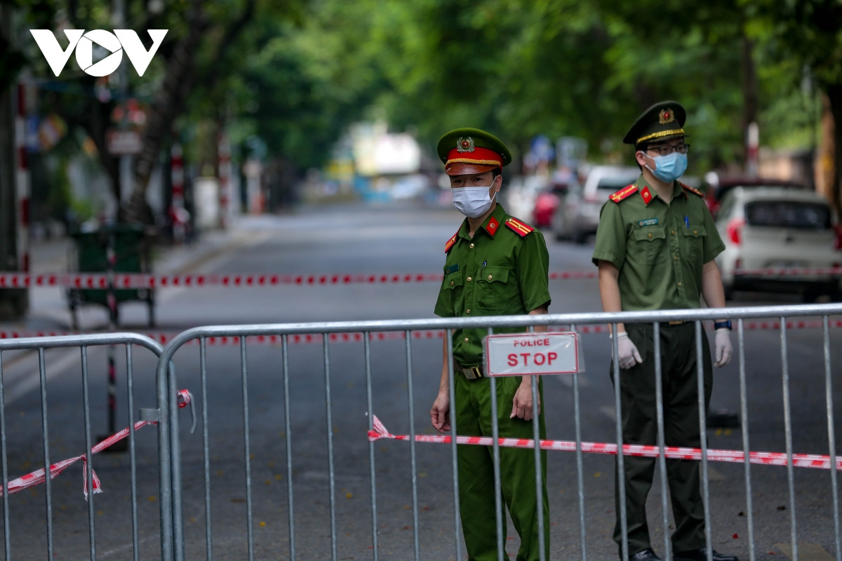 Lực lượng công an của quận Đống Đa đang tiến hành lập chốt để kiểm soát 24/24 tất cả các ngõ ngách của 2 phường này.