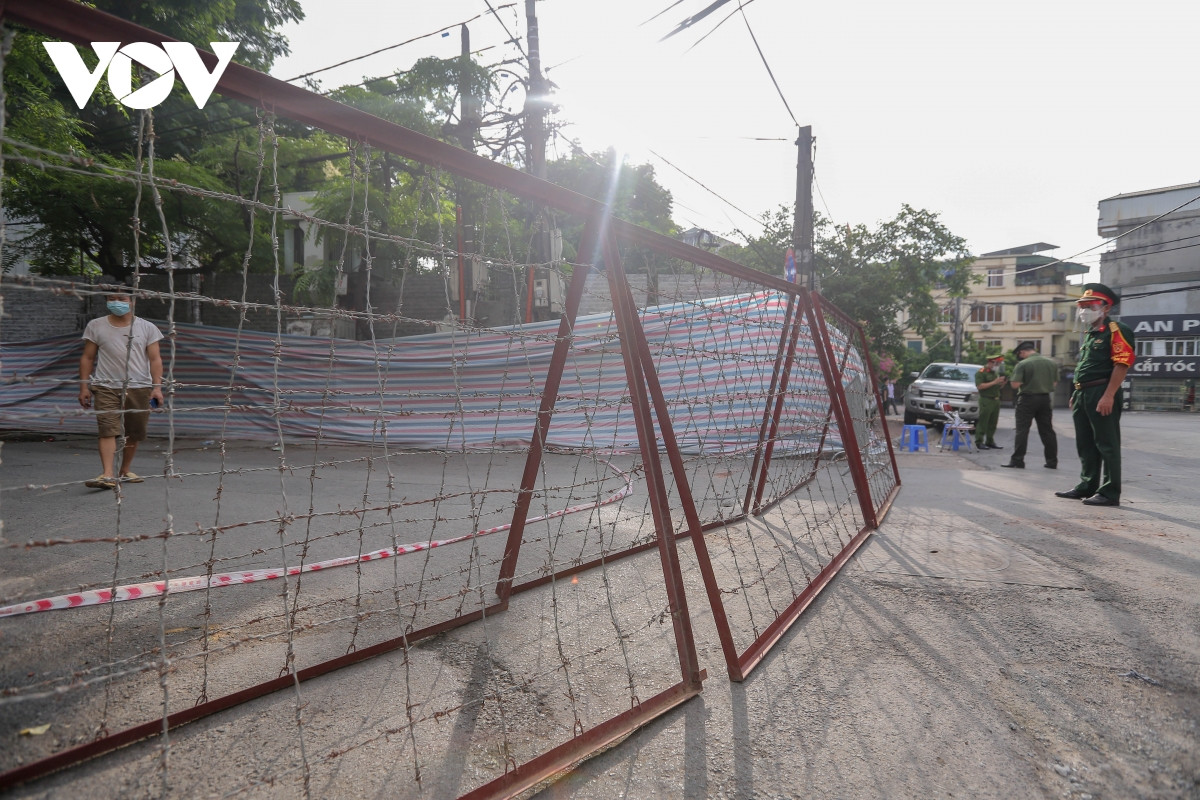 Ngay từ chiều 21/8, cảnh sát dựng rào chắn tại phố Quốc Tử Giám, phố Trần Quý Cáp, Nguyễn Khuyến..., rào cứng các ngõ trên địa bàn hai phường Văn Miếu và Văn Chương.