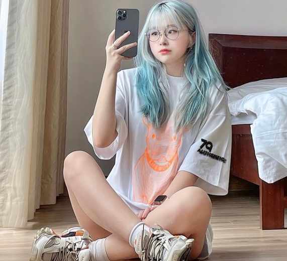 Châu Anh là rich kid Gen Z "hot" nhất nhì mạng xã hội. Cô nàng nổi tiếng với ngoại hình xinh xắn và đặc biệt không ngại khoe cuộc sống sang chảnh của mình.