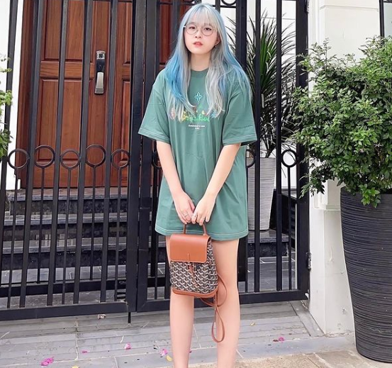 Theo chia sẻ, nữ rich kid 2K sắp tới sẽ du học trường đại học New York, sở hữu bằng 8.0 IELTS chỉ trong vòng 1,5 tháng. Tuy nhiên, nhiều cư dân mạng lại thắc mắc và không tin về thành tích học tập của Châu Anh, cho rằng cô nói dối.