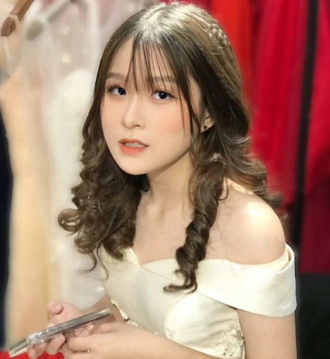 Trước đó, Châu Anh từng tâm sự việc học của mình không hề dễ dàng như nhiều người vẫn nghĩ, cô nàng 10x cũng rất áp lực học tập vì phải so sánh điểm với học sinh trên thế giới, học sao cho không phí tiền của cha mẹ.