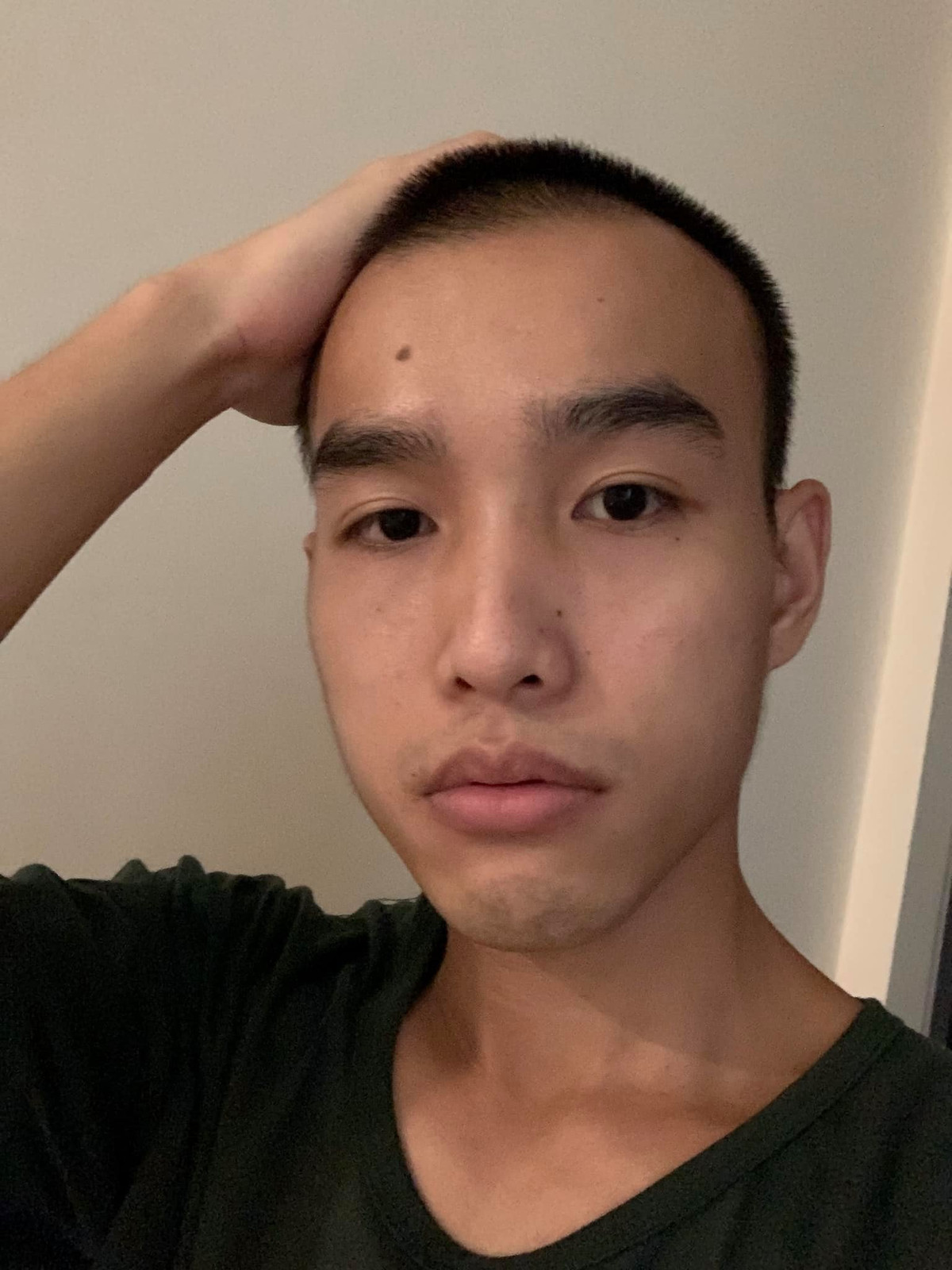 Trên trang cá nhân, Củ Tỏi đã đăng tải nhiều hình ảnh ghi lại quá trình anh tham gia vào đội tình nguyện chống dịch. Từ việc cắt đi mái tóc đến hoạt động thường ngày.