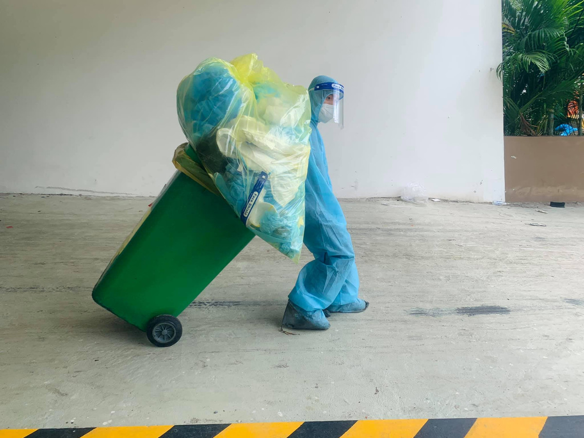 Công việc hằng ngày của anh chàng là đi đổ rác, hình ảnh thùng rác chất đống cao hơn người khiến không ít cư dân mạng xúc động.