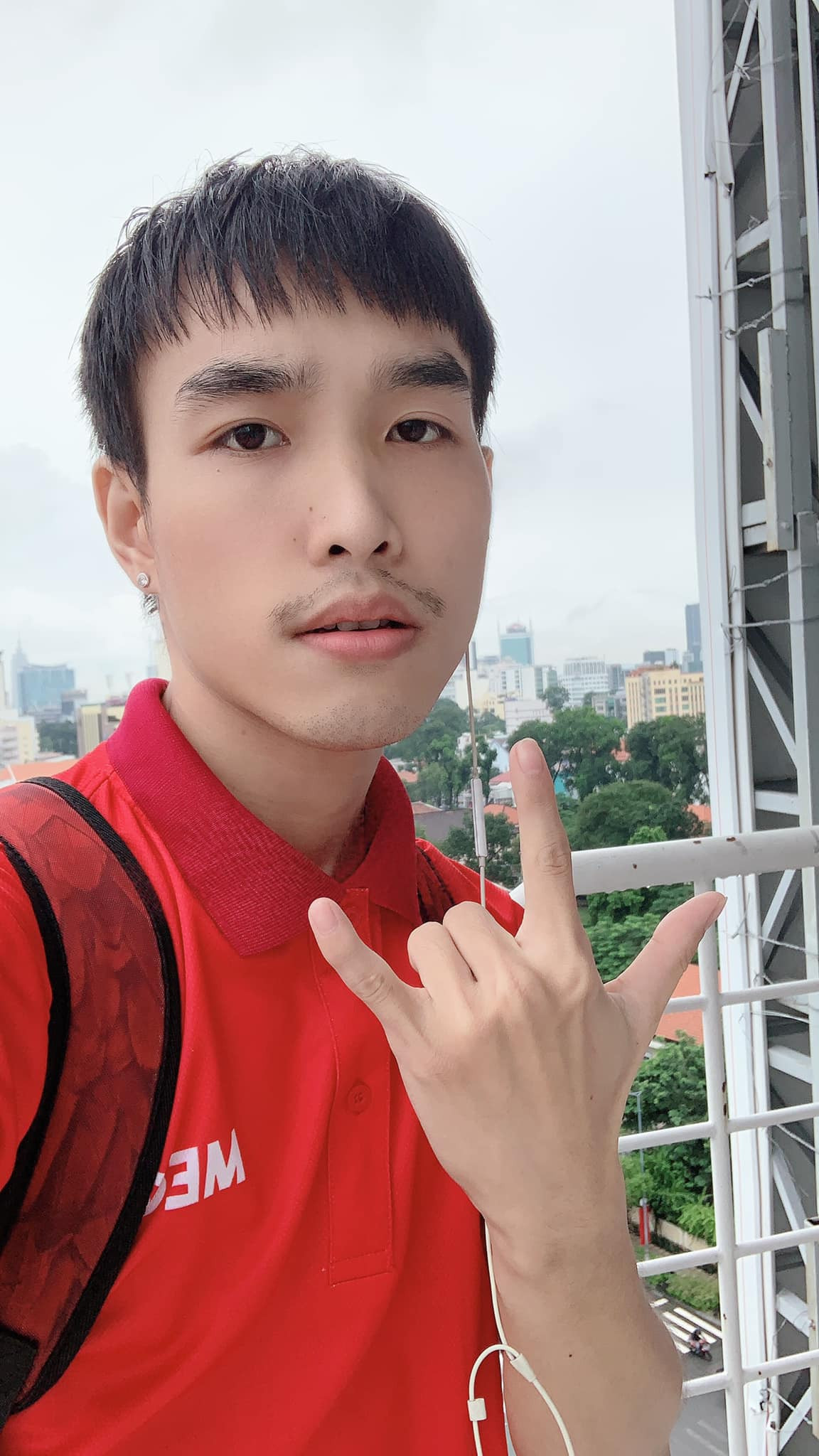 Anh chàng không thay đổi quá nhiều so với thời mới nổi, vẫn gương mặt có chút ngây ngô, hài hước cùng mái tóc đặc trưng từ thuở mới nổi tiếng.