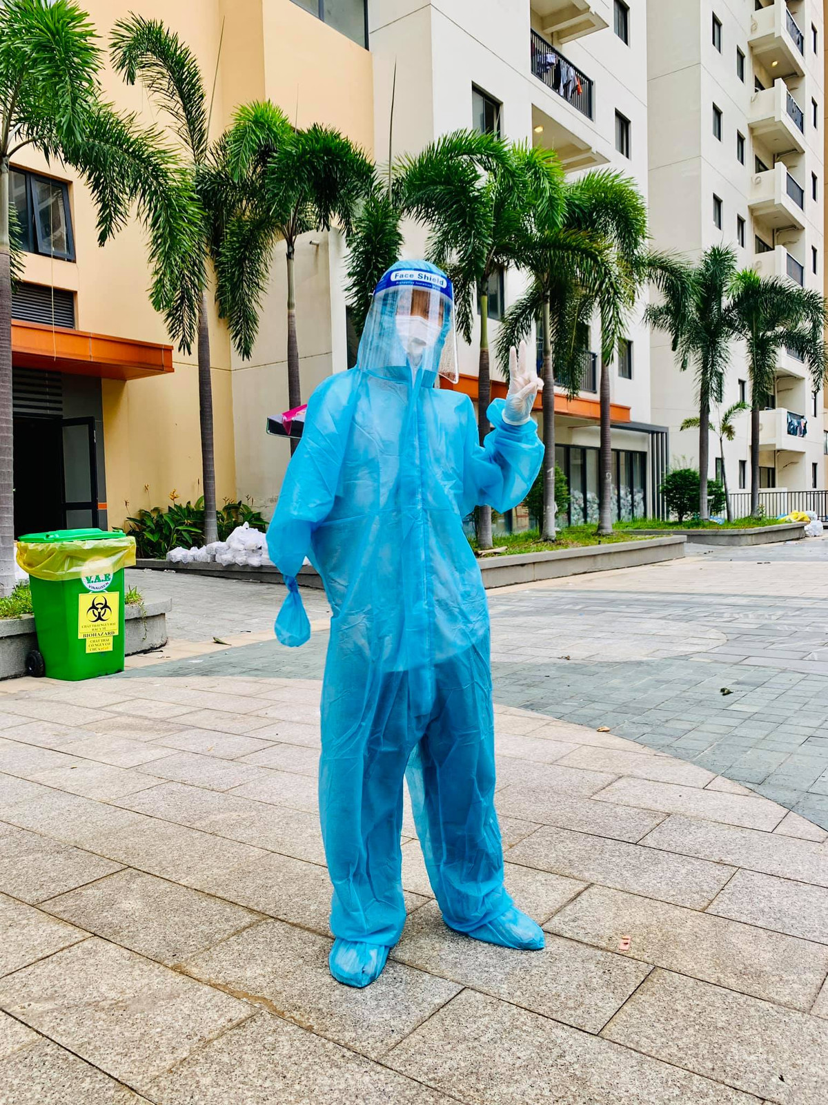 "Hiện tượng mạng" Củ Tỏi có nhiệm vụ là thu gom rác, dọn dẹp phòng ốc cho gần 1.000 bệnh nhân F0 đang được cách ly, điều trị tại đây.