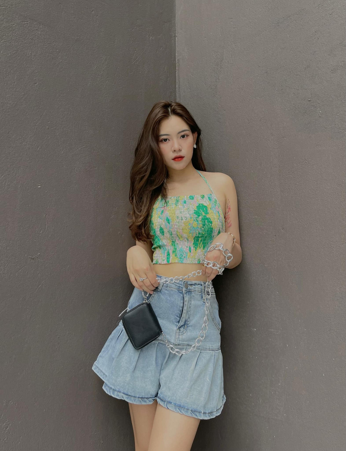 9X thường xuyên diện áo bó sát, quần jeans, chân váy đơn giản, năng động. Ảnh: FBNV