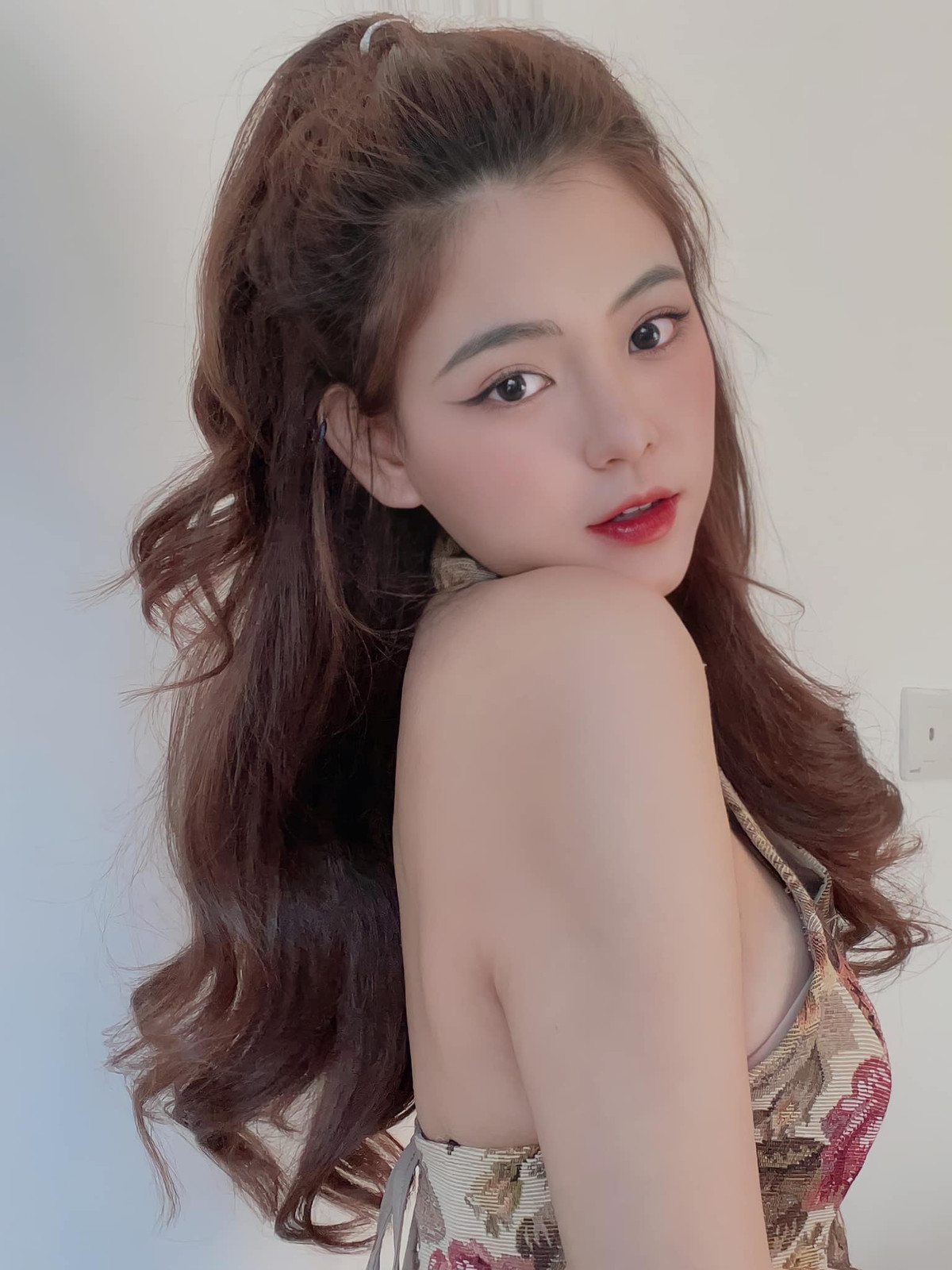 Chẳng cần mặc trang phục cầu kì, check-in sang chảnh, gu ăn mặc năng động, cá tính, lại cực dễ dàng áp dụng của Khánh Ngọc đã giúp cô nàng nhận được nhiều sự yêu mến và ủng hộ.