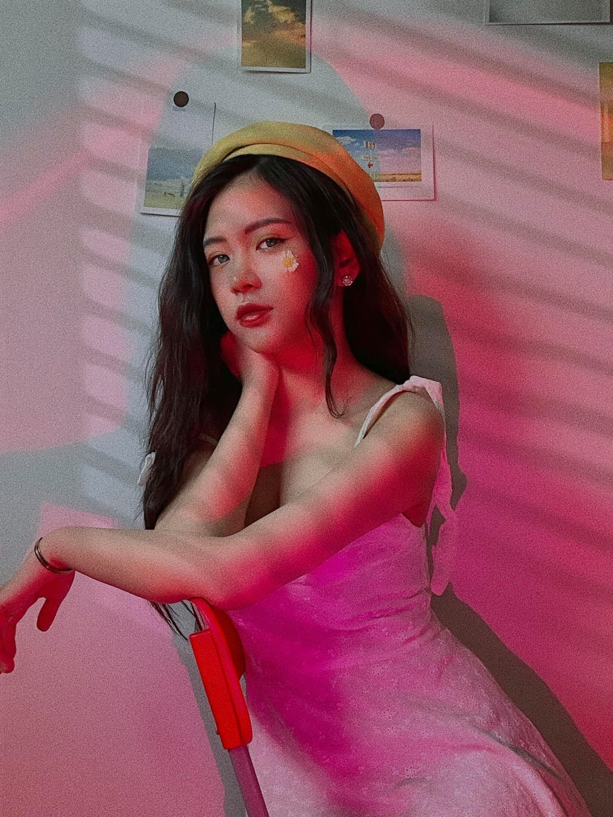 Mọi khoảnh khắc tạo dáng đẹp hút hồn của Khánh Ngọc được netizen nhận xét xinh đẹp không thua kém bất cứ hot girl đình đám nào.