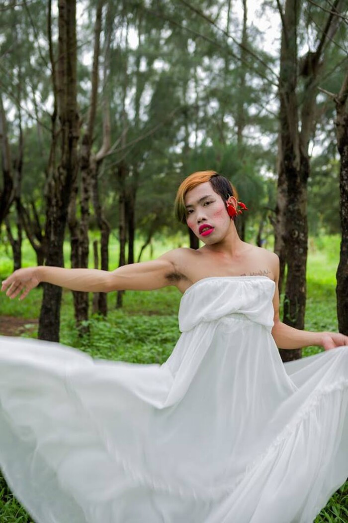 Chàng trai này thời điểm đó gây choáng với các clip “hát hay không bằng hay hát”, khóc lóc, thương nhớ người yêu và hàng loạt bộ ảnh, video nhảy nhót quá lố,...