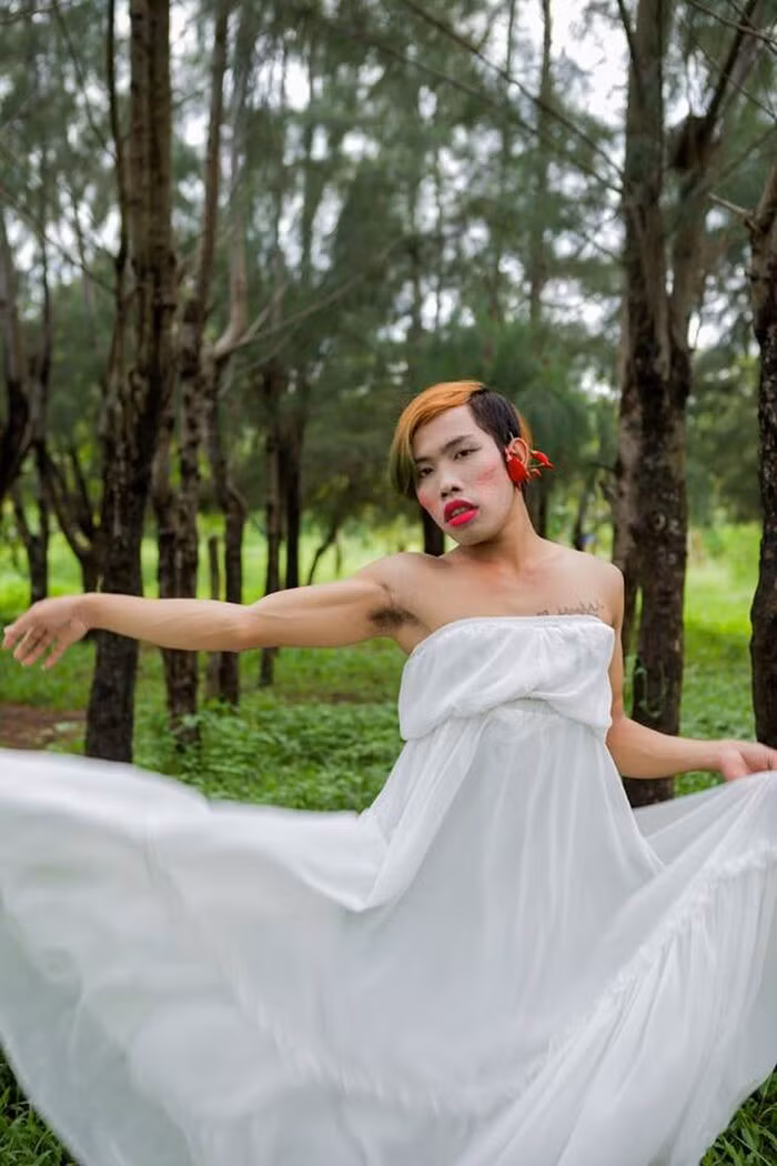 Chàng trai này thời điểm đó gây choáng với các clip “hát hay không bằng hay hát”, khóc lóc, thương nhớ người yêu và hàng loạt bộ ảnh, video nhảy nhót quá lố,...