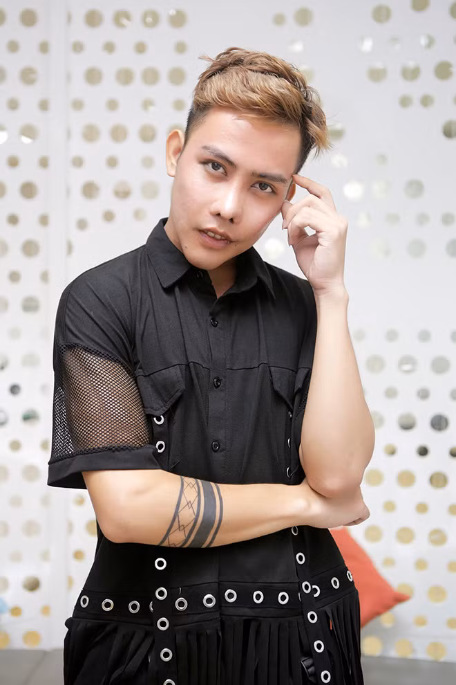 Bên cạnh công việc liên quan đến giải trí, Tùng Sơn cũng tranh thủ tận dụng tên tuổi của mình để bán hàng online cho các chị em. Ảnh: Tổng hợp